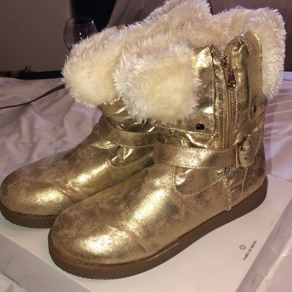 Guess gold shimmer boots with fake fur inside